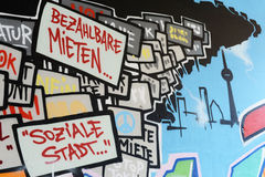 Ein Graffiti fordert bezahlbare Mieten