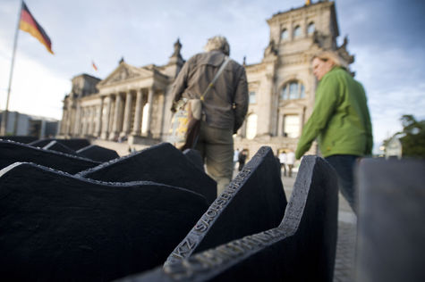 Mahnmal für ermordete Abgeordnete vor dem Reichstagsgebäude.