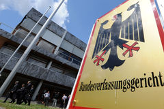 Schild des Bundesverfassungsgerichts in Karlsruhe