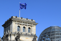 Die EU Fahne weht auf einem der Türme des Reichstags