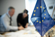 Europaflagge in einem Büro