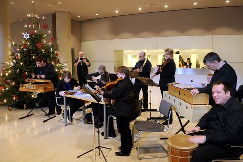 Die Gruppe Saitensprung aus Miltenberg sorgte für den musikalischen Rahmen der Weihnachtsbaumübergabe durch die Lebenshilfe.