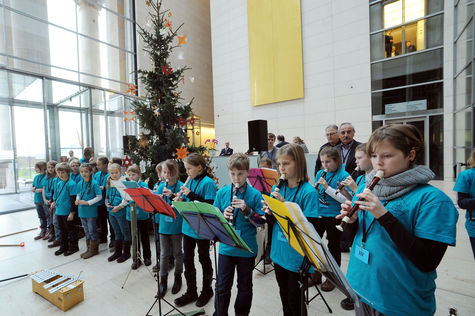 Schüler der evangelischen Grundschule aus Bad Düben musizieren nach der Übergabe des Weihnachtsbaumes.