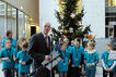 Bundestagspräsident Lammert nimmt im Westfoyer einen Weihnachtsbaum aus dem Naturpark Dübener Heide entgegen.