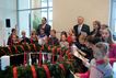 Bundestagsvizepräsident Hintze singt mit dem Kinderchor der Stiftskantorei