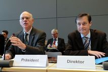 Bundestagspräsident Norbert Lammert und Staatssekretär Horst Risse, Direktor beim Deutschen Bundestag, in der konstituierenden Sitzung des Hauptausschusses arm 28. Novembebund