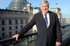 Der CDU-Abgeordnete Kees de Vries mit der Reichstagskuppel im Hintergrund 