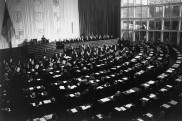 Konstituierende Sitzung des ersten Deutschen Bundestages am 7. September 1949, Klick vergrößert Bild