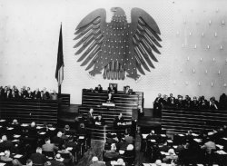 Bundeskanzler Konrad Adenauer bei seiner Regierungserklärung vor dem Bundestag am 20. Oktober 1953.