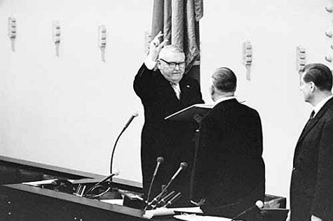 20.10.1965: Ludwig Erhard wird nach seiner Wiederwahl im Bundestag von Bundestagspräsident Eugen Gerstenmaier als Bundeskanzler vereidigt.