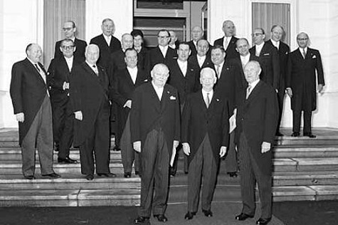 14.11.1961: Bundespräsident Heinrich Lübke (M.) mit den Mitgliedern des Kabinetts der Regierung Adenauer vor der Villa Hammerschmidt