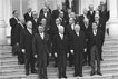 26.10.1965: Bundespräsident Heinrich Lübke mit Bundeskanzler Ludwig Erhard und den Mitgliedern des 5. Bundeskabinetts vor der Villa Hammerschmidt