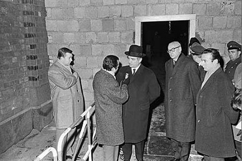20.12.1963: Erich Mende, Bundesminister für gesamtdeutsche Fragen (3.v.l.), gibt ein Interview während seines Besuches am neuen Grenzübergang Oberbaumbrücke (Passierscheinabkommen).