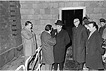 20.12.1963: Erich Mende, Bundesminister für gesamtdeutsche Fragen (3.v.l.), gibt ein Interview während seines Besuches am neuen Grenzübergang Oberbaumbrücke (Passierscheinabkommen).