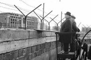 20.11.1961: Ernst Lemmer, Bundesminister für gesamtdeutsche Fragen (mit Hut), auf einem Podest an der "Neuen Mauer" am Potsdamer Platz.