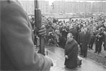 Bundeskanzler Willy Brandt gedenkt nach der Kranzniederlegung mit einem Kniefall vor dem Mahnmal der Opfer des Warschauer Ghetto-Aufstandes gegen die Nationalsozialisten.