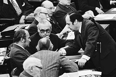 Bundestagssitzung / Abstimmung über die Ostverträge 1972: Karl Wienand, SPD-Fraktionsgeschäftsführer (r.) im Gespräch mit Rainer Barzel (l.), CDU/CSU-Fraktionsvorsitzender.