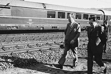 Bundeskanzler Willy Brandt (links) mit seinem Referenten, Günter Guillaume, auf einer Informationsreise durch Niedersachsen vor dem Sonderzug.