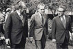 1973: Bundeskanzler Willy Brandt (links) im Gespräch mit US-Präsident Richard Nixon (Mitte) und dem amerikanischen Außenminister Henry Kissinger im im Rosengarten des Weißen Hauses.