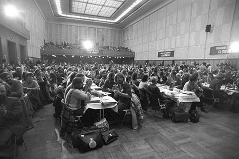 Blick in den Saal am 12.01.1980 in Karlsruhe auf dem 3. Kongress der "SPV - Die Grünen". Die grünen, alternativen und bunten Gruppierungen in der Bundesrepublik haben am 12.01.1980 eine Bundespartei mit dem Namen "Die Grünen" gegründet.