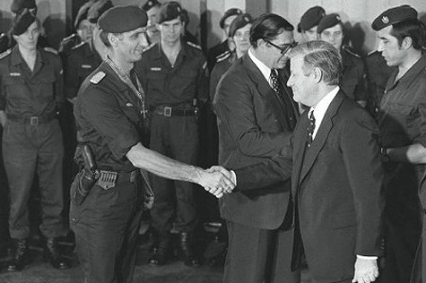 1977: Verleihung des Bundesverdienstkreuzes an die Männer der Antiterroreinheit Sondereinheit GSG 9: Bundeskanzler Helmut Schmid (SPD, rechts) gratuliert dem GSG 9-Einsatzleiter Ulrich Wegener.
