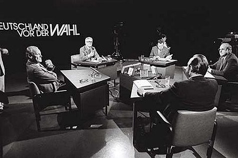 Willy Brandt (l.), Hans-Dietrich Genscher (vorne), Helmut Kohl (r.) und Franz-Josef Strauß (2.v.r.) während einer Fernsehdiskussion vor der Bundestagswahl 1980.