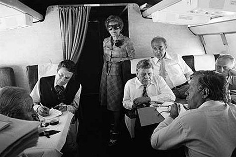 1976: Bundeskanzler Helmut Schmidt (vorne rechts) im Gespräch mit (hinten v.r.) Heinz Oskar Vetter, Kurt A. Körber, Hanns-Martin Schleyer, Marie Schlei auf dem Flug in die USA.