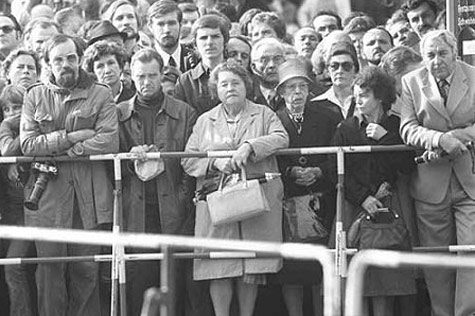 1977: Bürgerinnen und Bürger trauern für den von Terroristen ermordeten Hanns-Martin Schleyer, Präsident des Bundesverbandes der Deutschen Industrie und der Bundesvereinigung der Deutschen Arbeitgeberverbände.
