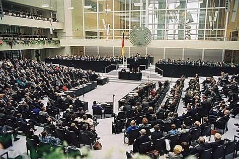 4.10.1990:  Blick in den Plenarsaal des Reichstagsgebäudes während der ersten gesamtdeutschen Sitzung des Deutschen Bundestages. 