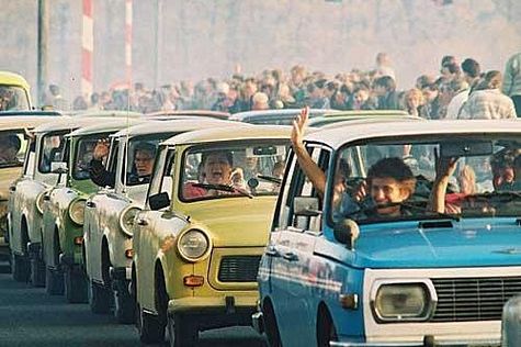 Am 9. November 1989 öffnet die DDR ihre Grenze nach Westberlin und zur Bundesrepublik; nach 28 Jahren fällt die Mauer. Im Bild: Einreisende DDR-Bürger werden am Grenzübergang Helmstedt/Marienborn begrüßt. 