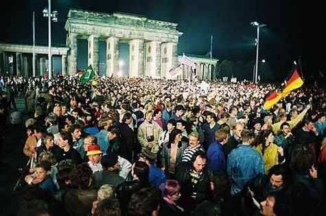 Menschenmenge vor dem Brandenburger Tor in der Nacht zum 3. Oktober 1990