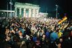 Menschenmenge vor dem Brandenburger Tor in der Nacht zum 3. Oktober 1990
