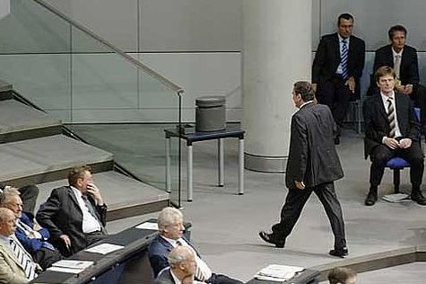 	Bundeskanzler Gerhard Schröder im Plenarsaal des Deutschen Bundestages.