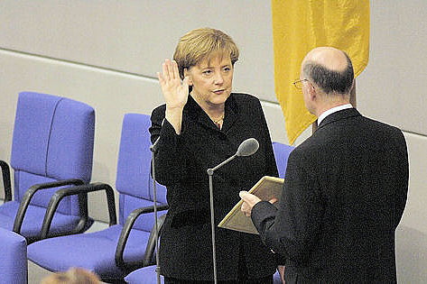 Angela Merkel (li), CDU, leistet vor dem Parlament und dem Bundestagspräsidenten, Dr. Norbert Lammert (re), CDU, ihren Amtseid.