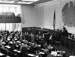 Plenarsaal des Deutschen Bundestages 1957, Klick vergrößert Bild