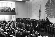 Plenarsaal des Deutschen Bundestages 1957, Klick vergrößert Bild