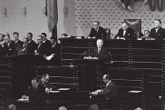 Bundeskanzler Konrad Adenauer redet zum Mauerbau