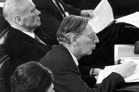 Die SPD-Abgeordneten Adolf Arndt (vorn) und Max Brauer während der Verjährungsdebatte am 10. März 1965