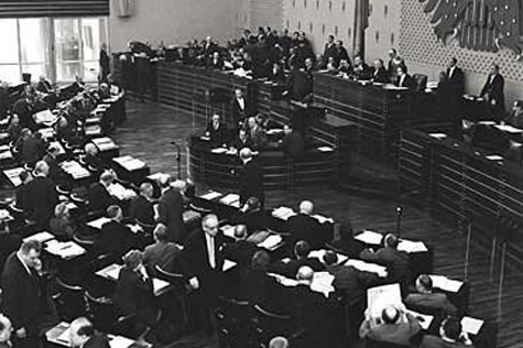 Der Bundestag debattiert am 10. März 1965 über die Verjährung von NS-Verbrechen, die ohne Handeln des Gesetzgebers am 8. Mai 1965 eintreten würde.