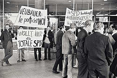 30. Mai 1968: Studenten protestieren an der Freien Universität gegen die Notstandsgesetze. Diese sehen in Notstandszeiten eine Einschränkung der Grundrechte vor.
