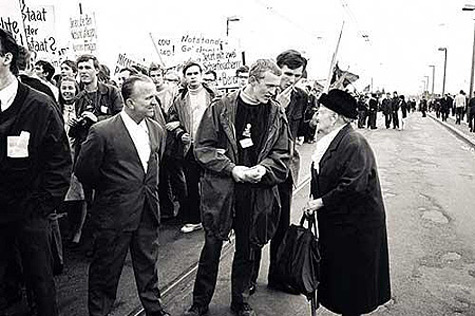 11. Mai 1968:Das Kuratorium 'Notstand der Demokratie' und die 'Kampagne für Demokratie und Abrüstung' organisieren einen Sternmarsch auf Bonn, um gegen die Notstandsgesetzgebung der Großen Koalition zu protestieren.