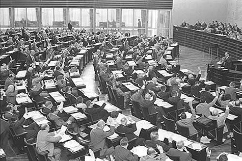 30. Mai 1968: Nach der dritten Lesung können die Notstandsgesetze mit den Stimmen von CDU/CSU und einer Mehrheit der SPD verabschiedet werden.