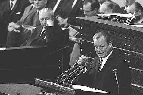 Willy Brandt, Außenminister und Vizekanzler, bei seiner Rede im Bundestag zu den Notstandsgesetzen
