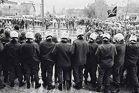 21.11.1983: Anhänger der Friedensbewegung protestieren