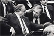 22.11.1983: Bundeskanzler Helmut Kohl (l.) führt ein Gespräch mit Heiner Geißler