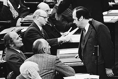 17.05.1972 : Karl Wienand, SPD-Fraktionsgeschäftsführer (r.)