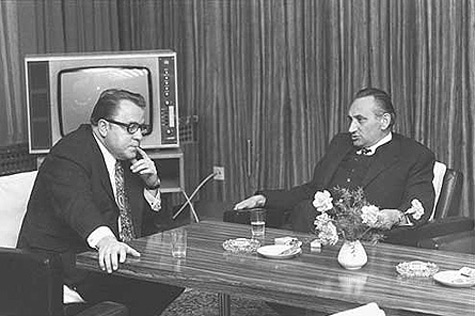 21.12.1972: Egon Bahr (rechts)