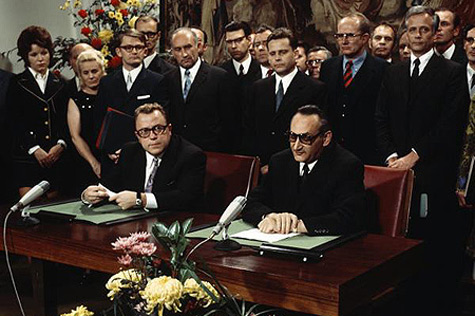 08.11.1972: Egon Bahr (r.) und DDR-Staatssekretär Michael Kohl