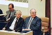 Bundeskanzler Helmut Kohl (r.) und Rudolf Seiters, Bundesminister für besondere Aufgaben und Chef des Bundeskanzleramtes (l.), auf der Regierungsbank