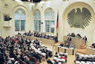 Regierungsbank und Abgeordnete nach der Beratung des Entwurfs des Einigungsvertrages im Plenarsaal des Deutschen Bundestages. 